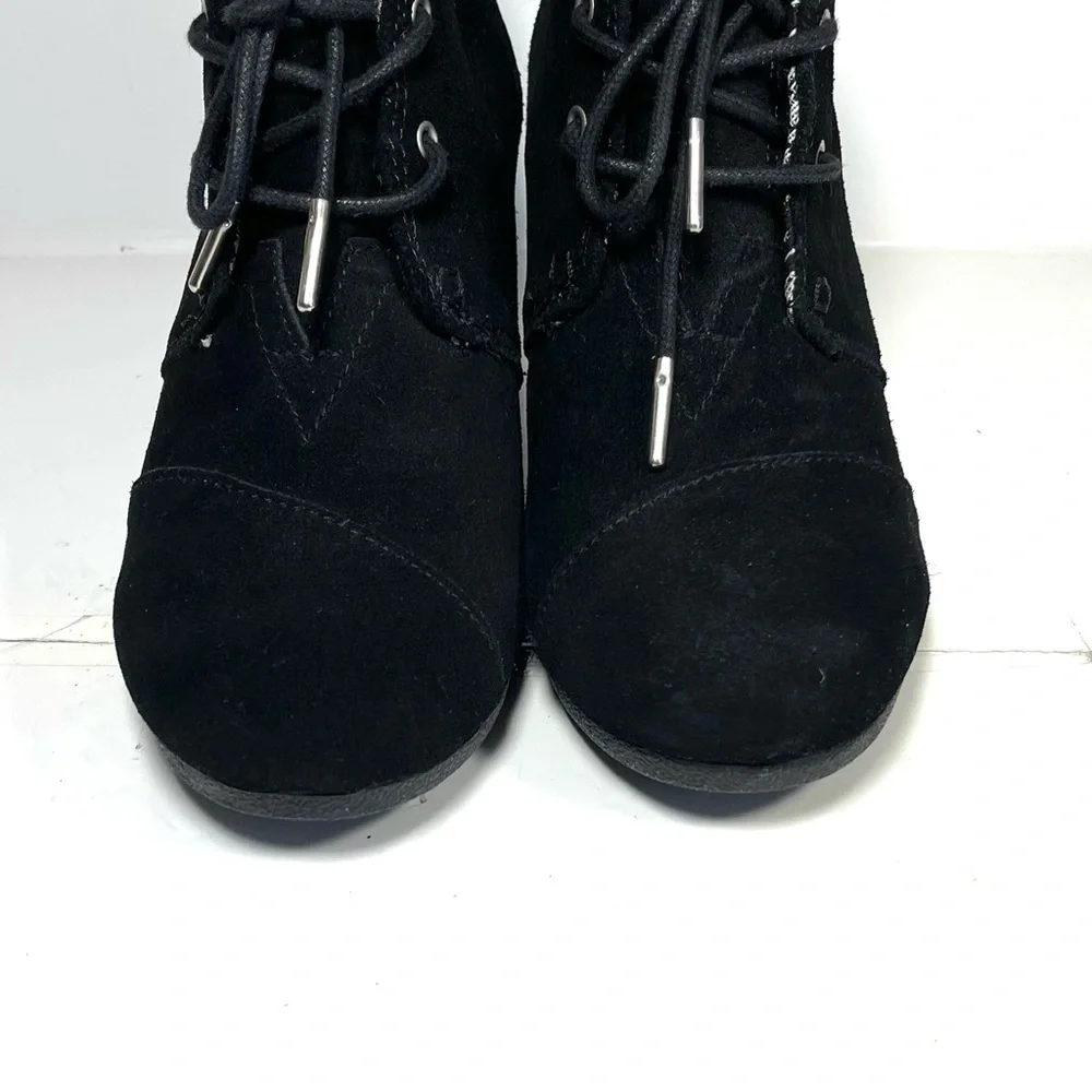 TOMS‎ Kala Women’s Ankle Boots Size 7.5 Black Suede Lace Up Wedge.
